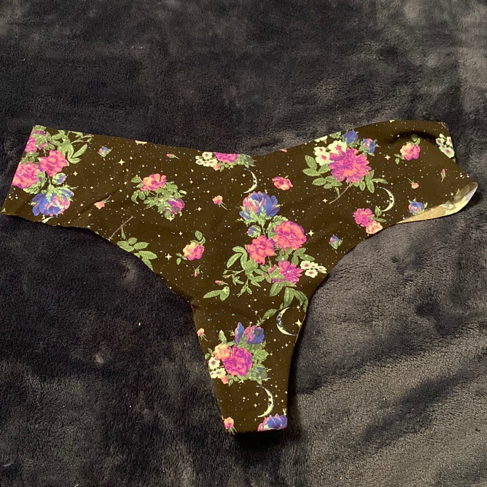 🖤Victoria’s Secret Floral Moon Panty Thong Seamless💜